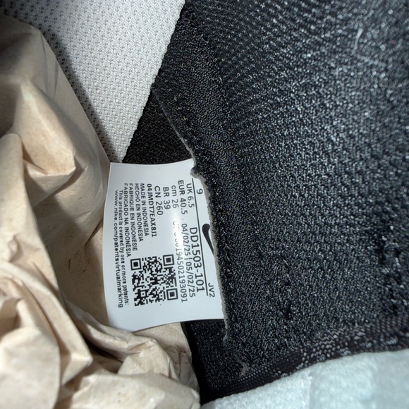 Nike Dunk Low in White and Black - Picture 5 of 5